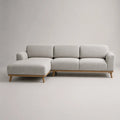 Divano angolo 3 posti con meridiano sinistro in tessuto grigio chiaro e legno naturale, 260 × 160 × 85 cm