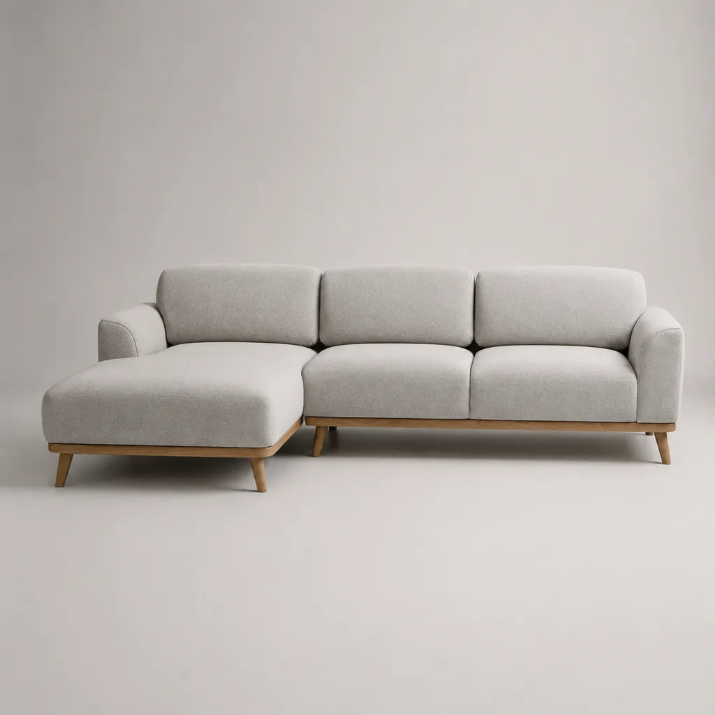 Divano angolo 3 posti con meridiano sinistro in tessuto grigio chiaro e legno naturale, 260 × 160 × 85 cm