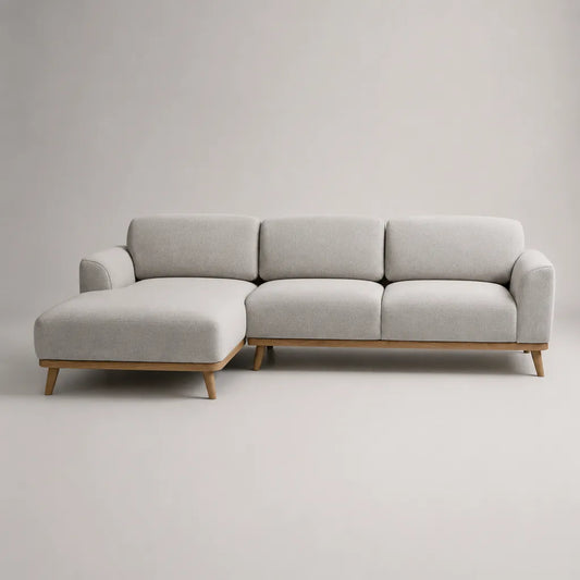 Divano angolo 3 posti con meridiano sinistro in tessuto grigio chiaro e legno naturale, 260 × 160 × 85 cm